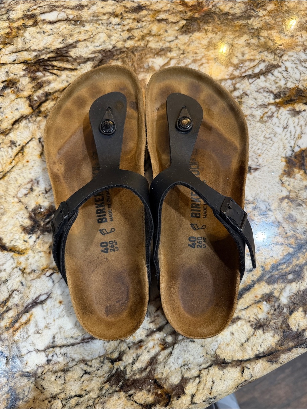 Birkenstock gizeh Black Thong Sandals with Brown Footbed